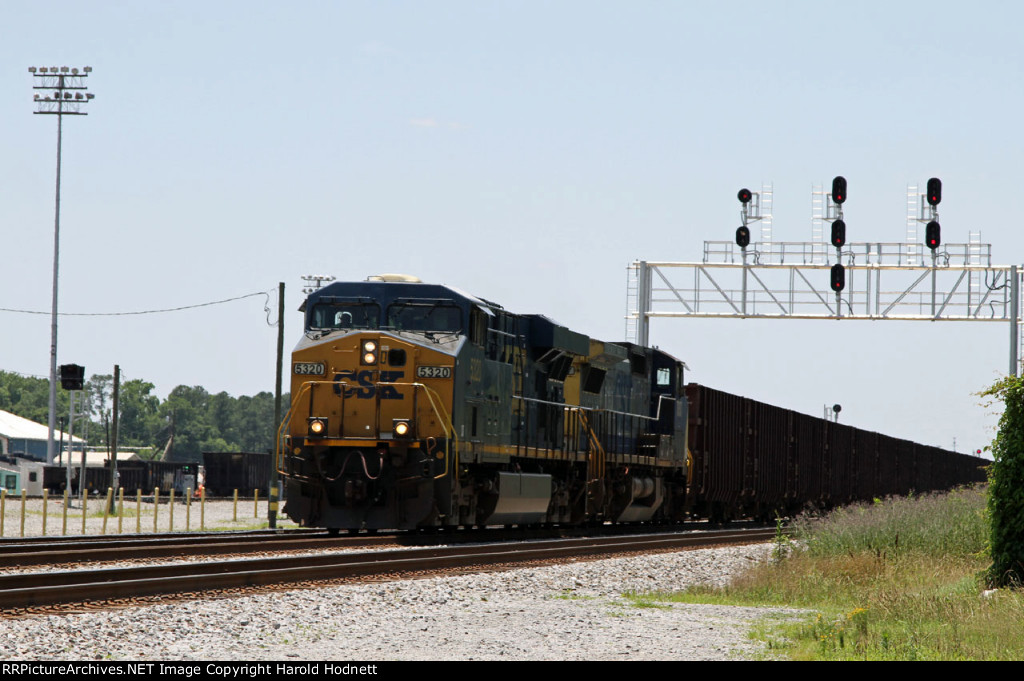 CSX 5320 leads train W086 past the new signals at DI